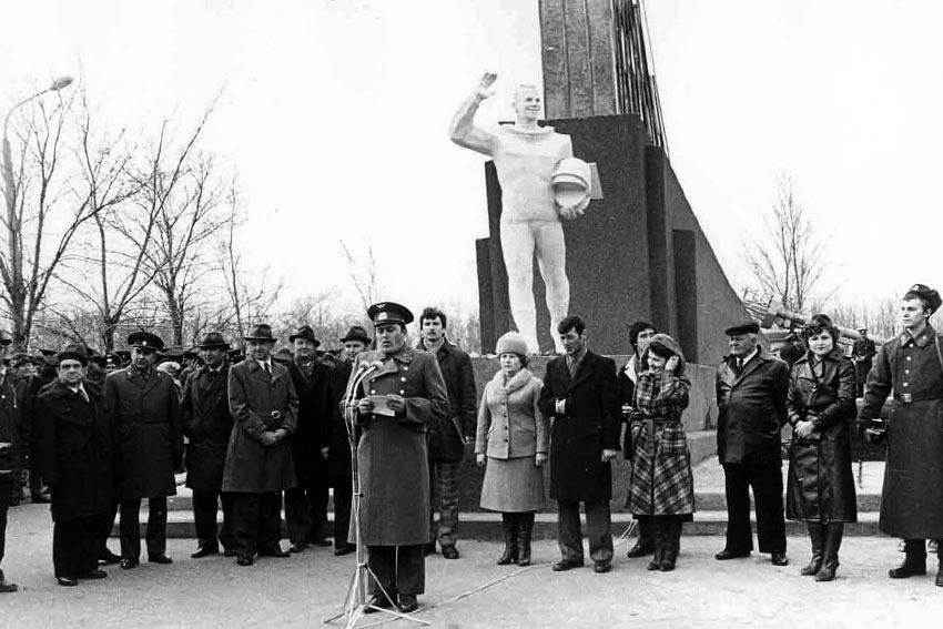 12 апреля открыт памятник Ю. А. Гагарина на месте приземления....