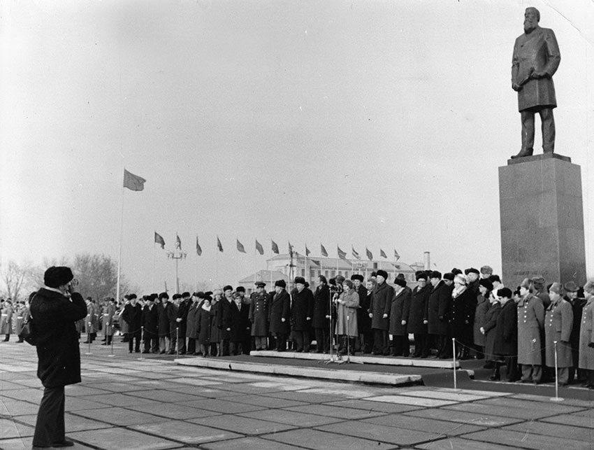 27 ноября торжественно открыт памятник Фридриху Энгельсу,...