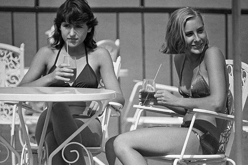 А вот две девушки отдыхают в Юрмале в 1983 год.