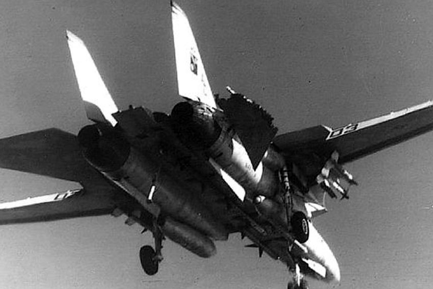 Поврежденный истребитель Grumman F-14A Tomcat из состава эскадрильи...