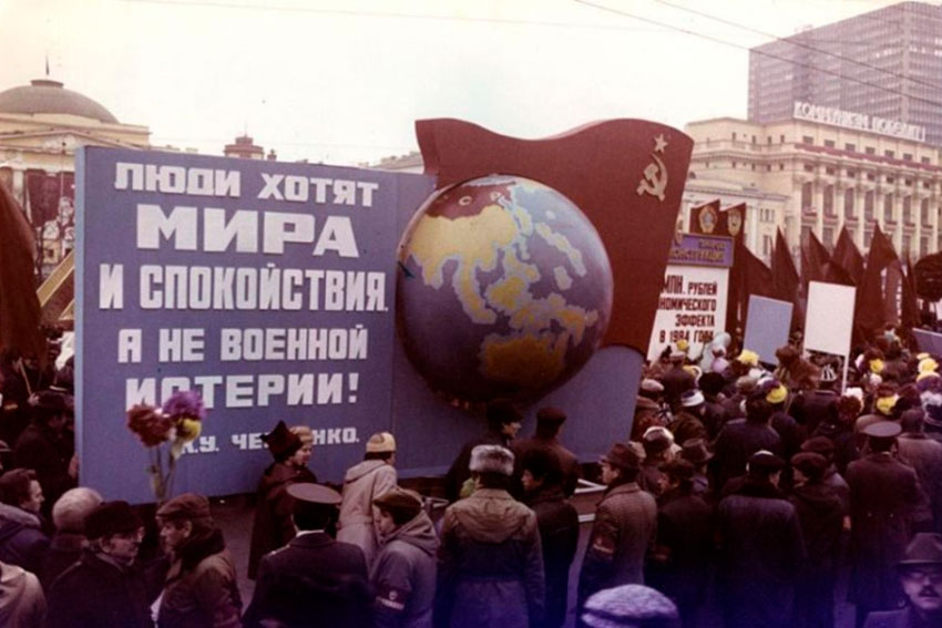 Перед праздничной демонстрацией на Красной площади в Москве....
