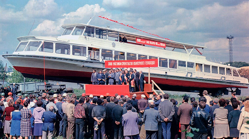 Торжественный спуск на воду 1500-го теплохода — Москва-150...