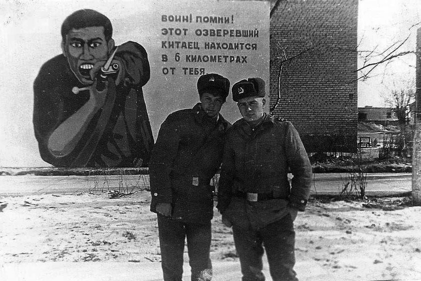 Военнослужащие советской армии у здания с плакатом «Воин!...