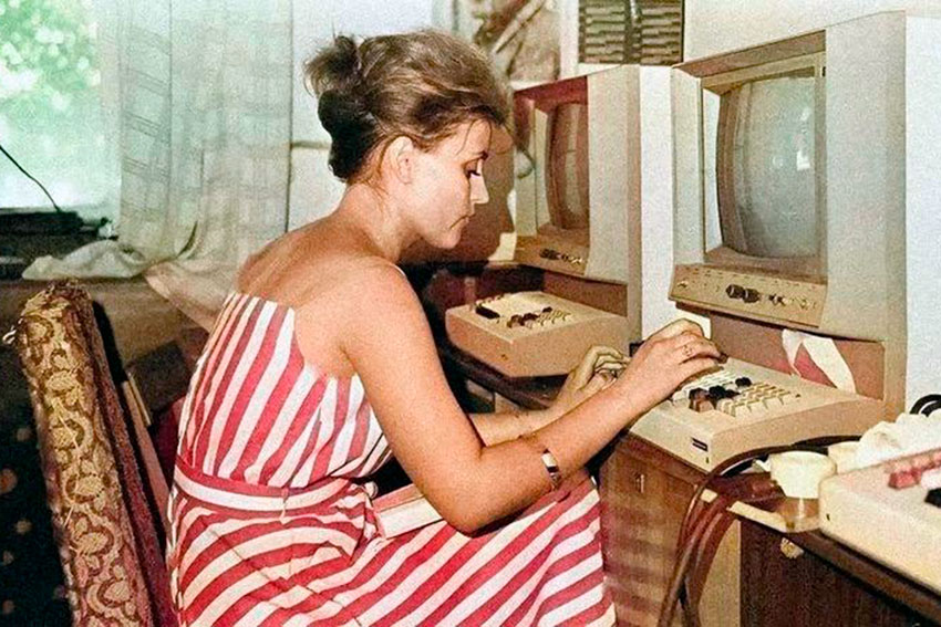 Оператор ЭВМ в рабочем процессе. Ташкент, 1988 год.