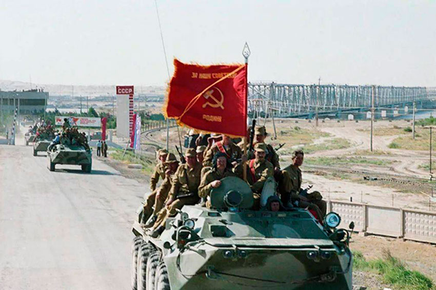 Первая колонна советских войск, возвращающаяся из Афганистана,...