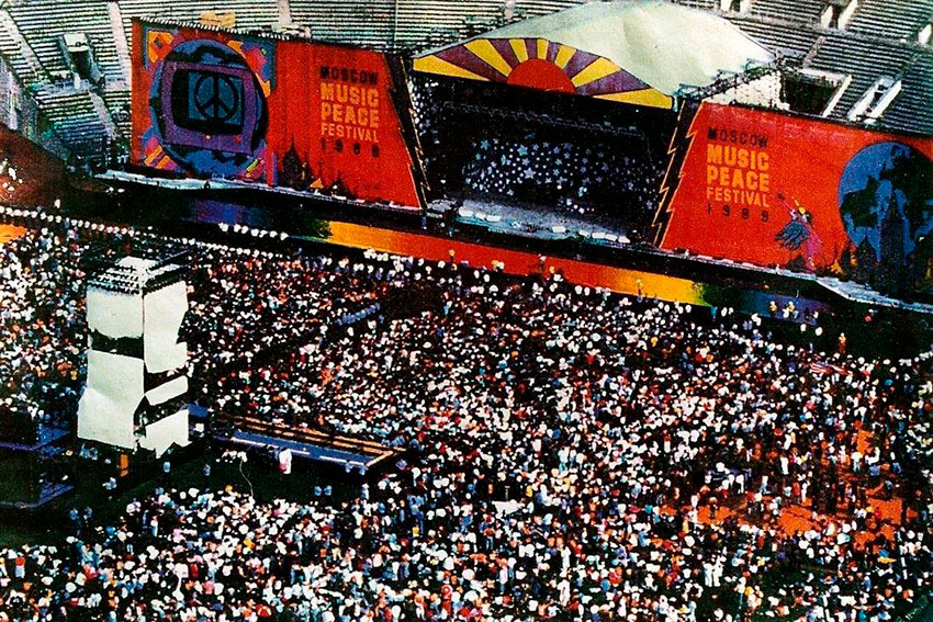 Концерт на стадионе Лужники. Выступают — Bon Jovi, Motley Crue, Scorpions,... Концерт на стадионе Лужники. Выступают — Bon Jovi, Motley Crue, Scorpions,...