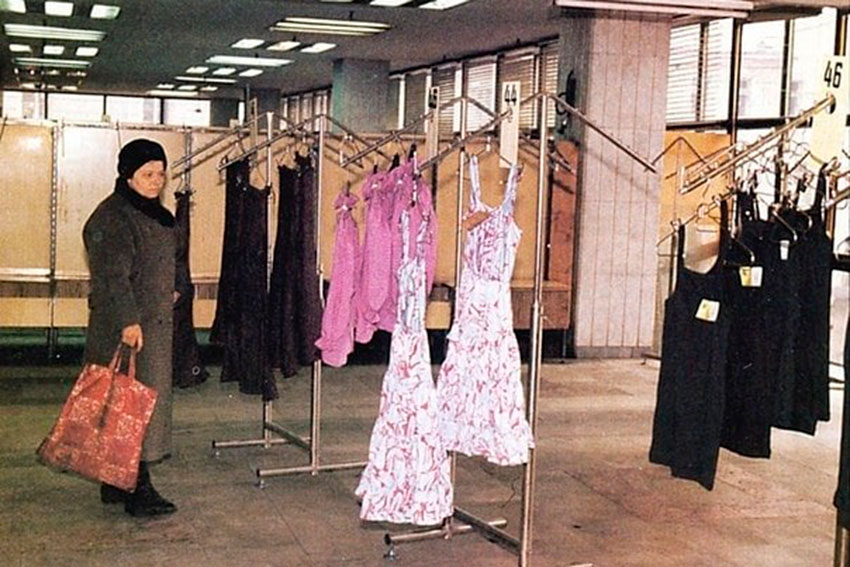 Отдел женской одежды в ЦУМе, Москва, 1990 год. Отдел женской одежды в ЦУМе, Москва, 1990 год.