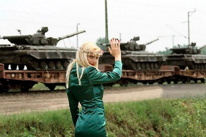 Итальяно-венгерская порноактриса и политик Чиччолина провожает... Итальяно-венгерская порноактриса и политик Чиччолина провожает...