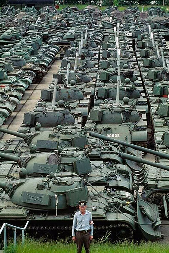 Танки Т-55 народной национальной армии ГДР оставленные на... Танки Т-55 народной национальной армии ГДР оставленные на...