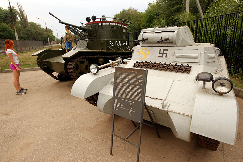Рядом с Pz.Kpfw.I находится советский танк Т-26, который оболган... Рядом с Pz.Kpfw.I находится советский танк Т-26, который оболган...