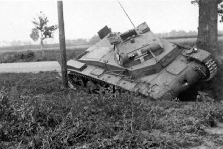 Подбитый Pz.Kpfw.I скорее всего 45 мм снарядом, 1941 год. Подбитый Pz.Kpfw.I скорее всего 45 мм снарядом, 1941 год.