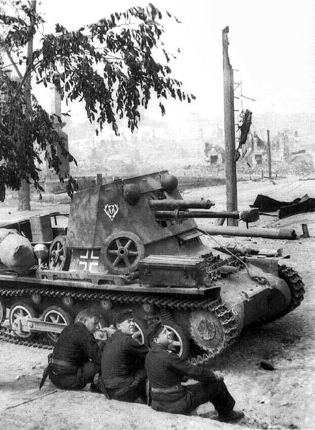 Экипаж противотанковой самоходки на отдыхе. В 1941 году это... Экипаж противотанковой самоходки на отдыхе. В 1941 году это...
