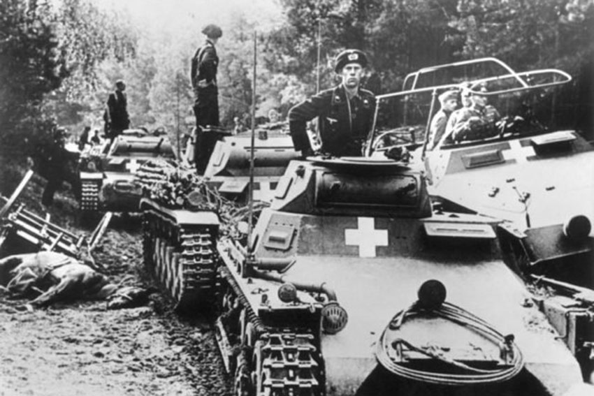 Колона малышек танков Pz.I меньше чем лёгкий бронетранспортёр,... Колона малышек танков Pz.I меньше чем лёгкий бронетранспортёр,...