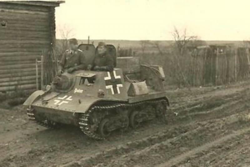Командирский Pz.Kpfw.I имел радиостанцию и пулемёт для защиты.... Командирский Pz.Kpfw.I имел радиостанцию и пулемёт для защиты....