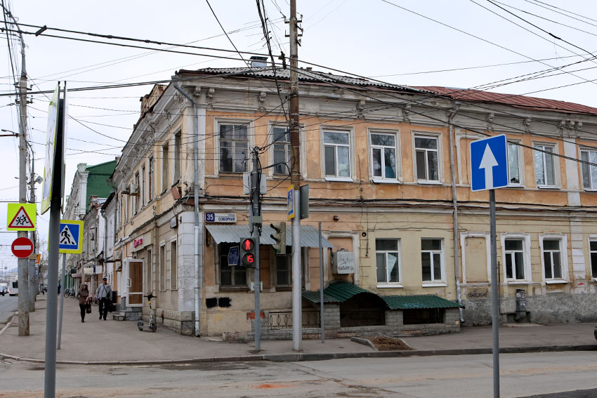 В советское время во дворе дома находился аптечный склад,... В советское время во дворе дома находился аптечный склад,...