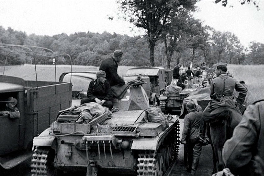 Pz.II 6-й танковой дивизии вермахта во время наступления во... Pz.II 6-й танковой дивизии вермахта во время наступления во...