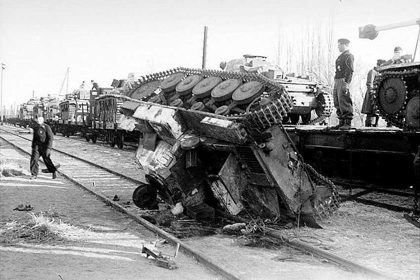 PZ .Kpfw. II 35-й танковый полк вермахта, во время не удачной погрузки.... PZ .Kpfw. II 35-й танковый полк вермахта, во время не удачной погрузки....