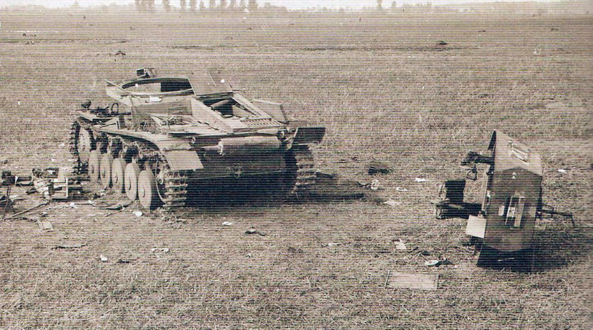 Немецкая pz.II сломанная огневая батарея полевых пушек польского... Немецкая pz.II сломанная огневая батарея полевых пушек польского...
