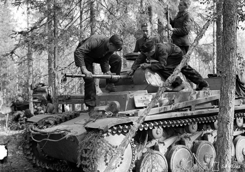 Техническое обслуживание танка, 1941 год. Техническое обслуживание танка, 1941 год.