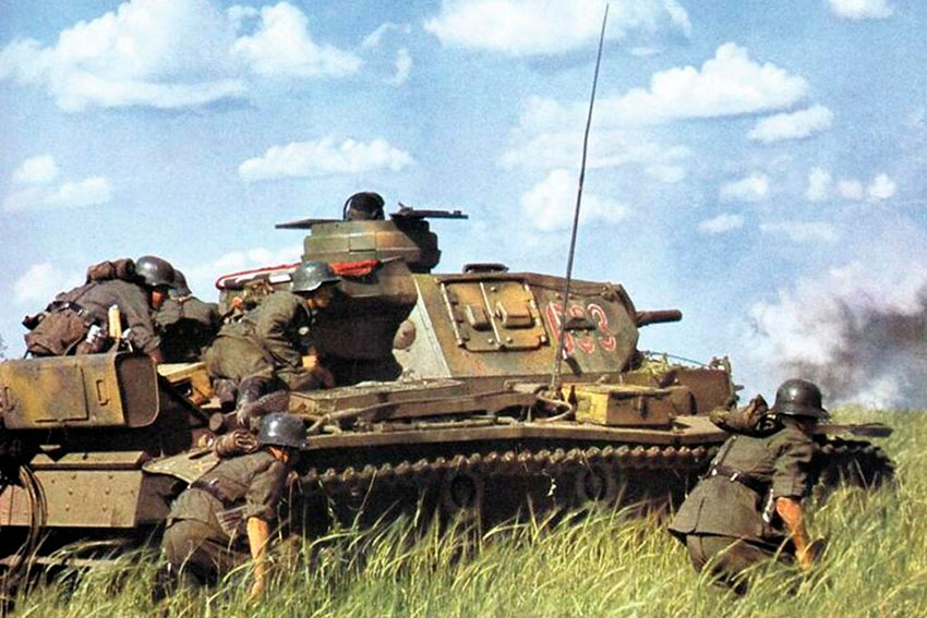 Немецкий танковый десант в наступлении, на танке Pz.Kpfw. III,...