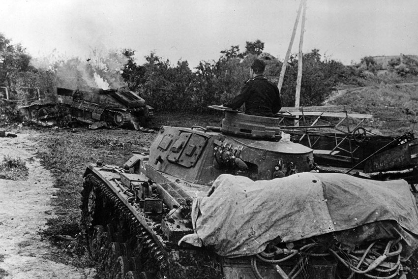Panzerkampfwagen III Ausf. G проезжает мимо подбитого и горящего советского...