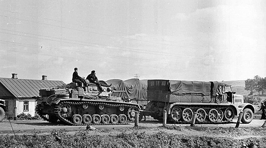 SD.Kfz.9 буксирует немецкий танк Pz.Kpfw.III на восточном фронте....
