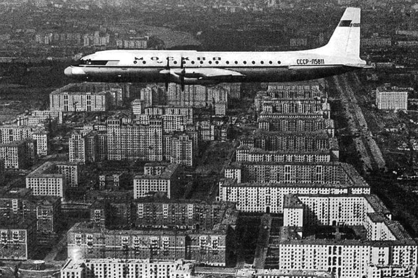 Над Москвой летит Ил-18 с именем "Москва".