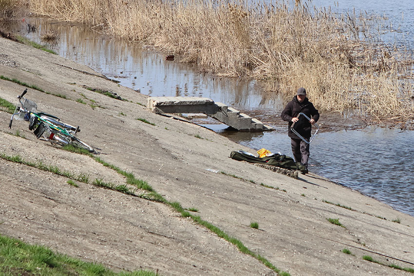 Собирается домой, после рыбалке.