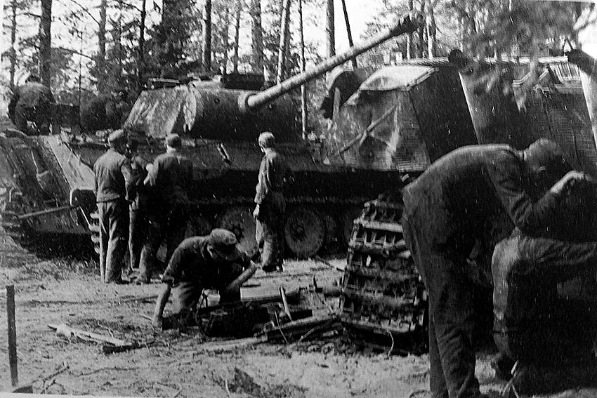 Ремонт немецких танков «Пантера» (Pz.Kpfw. V «Panther») в полевой...