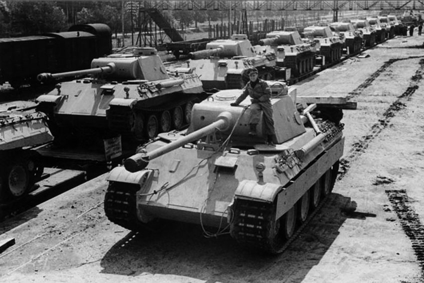 Немецкие танки Pz.Kpfw V «Пантера» (SdKfz. 171 Ausf D2) на железнодорожной...