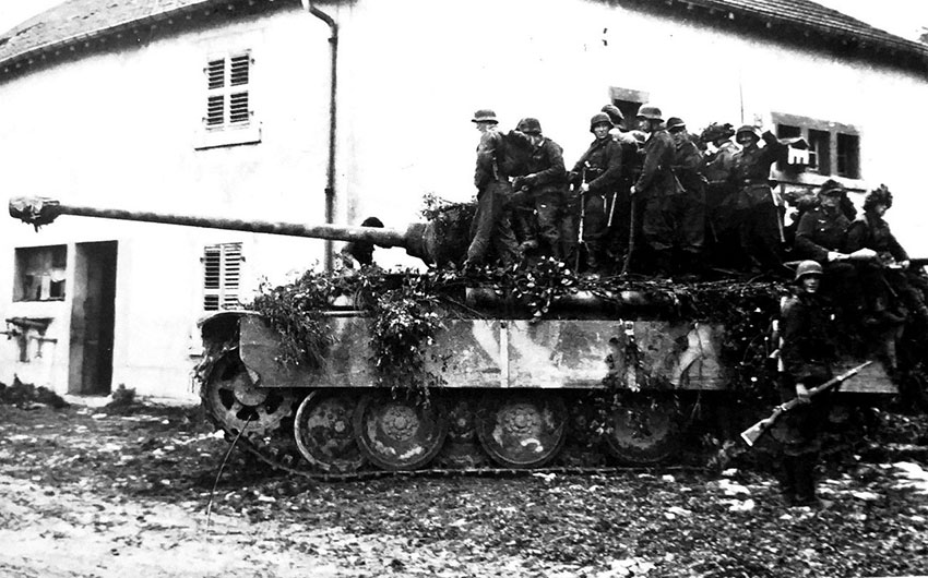 Pz.Kpfw.Panther Ausf.G. с пехотой в броне.