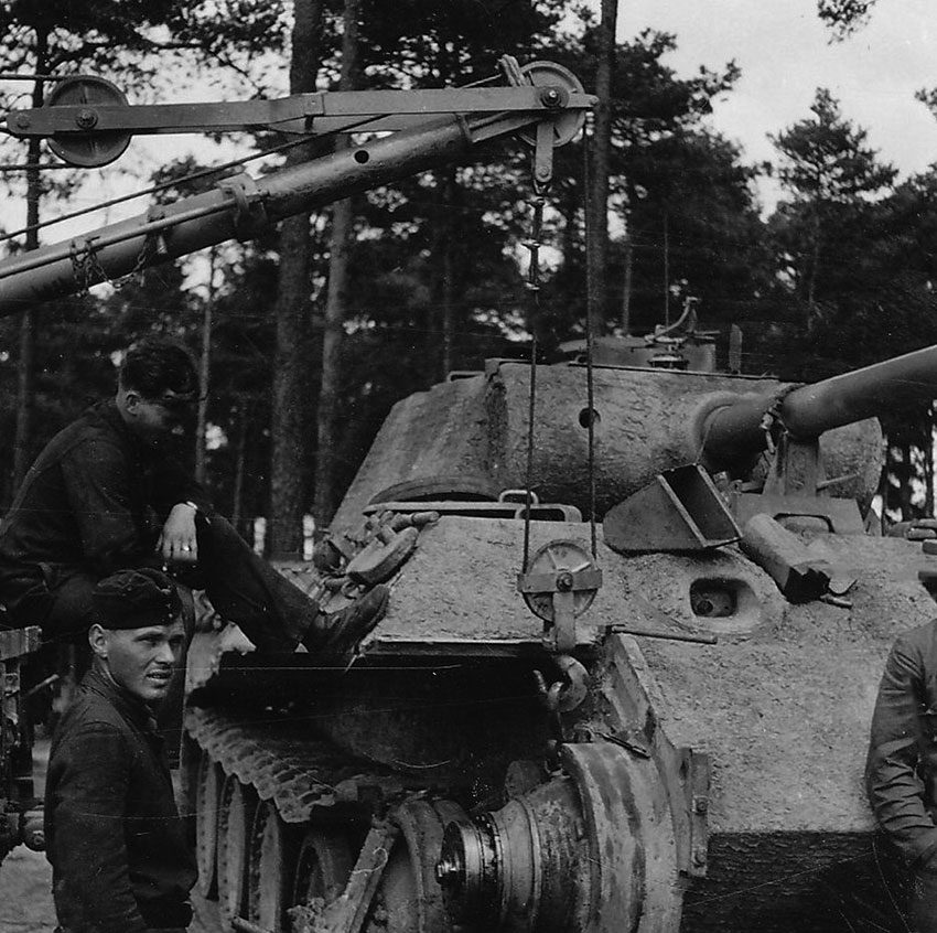 Ремонт ходовой части танка PzKpfw V «Panther», 1944 год.