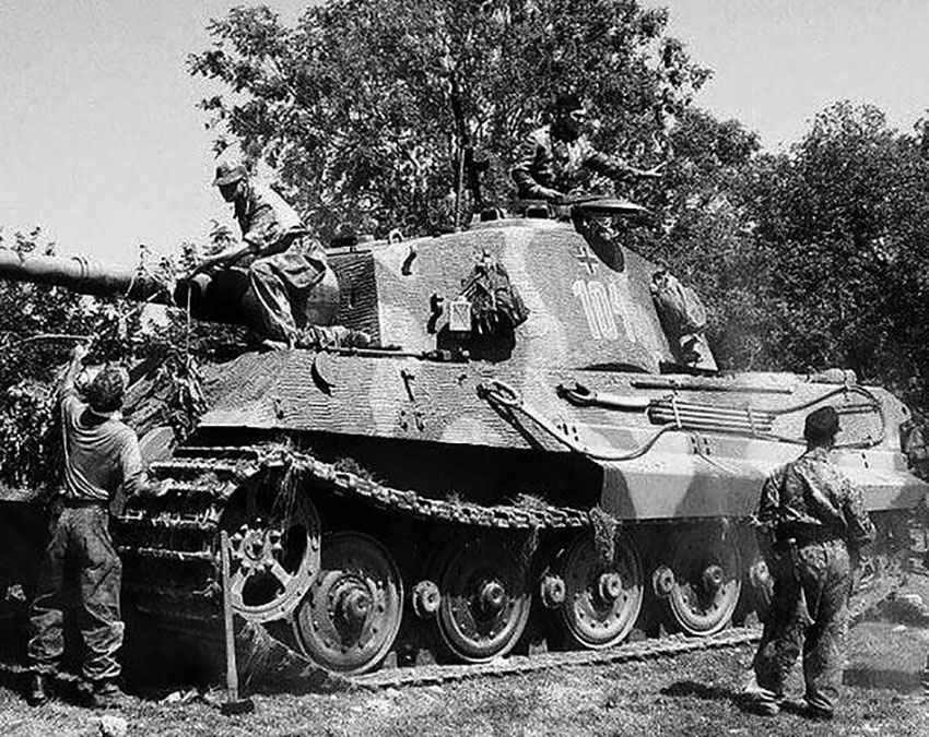 Экипаж Tiger II маскирует ваш танк для предстоящих сражений.... Экипаж Tiger II маскирует ваш танк для предстоящих сражений....