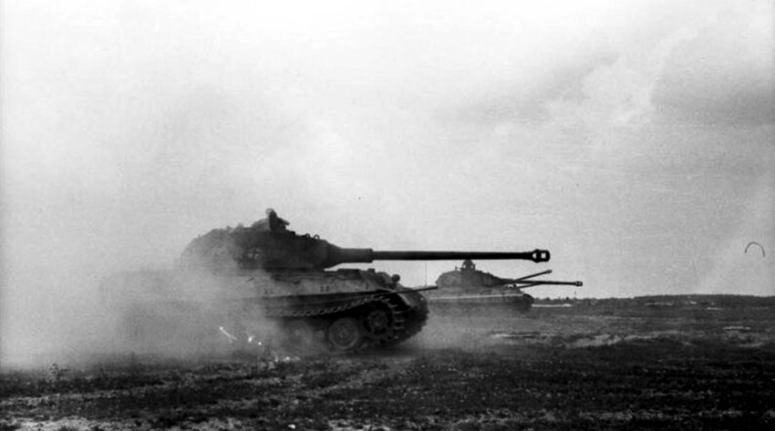 Pz.kpfw VI Ausf.B Königstiger во время наступления во Франции. Июнь 1944... Pz.kpfw VI Ausf.B Königstiger во время наступления во Франции. Июнь 1944...