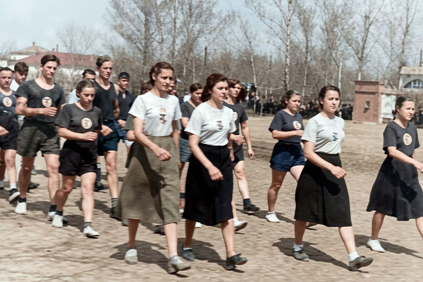 Учащихся ЭМТ в колонне физкультурников. 1 мая 1955 год.