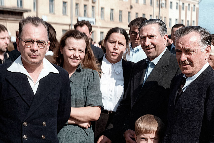 Преподаватели техникума на Театральной улице. 1 мая 1951 год.