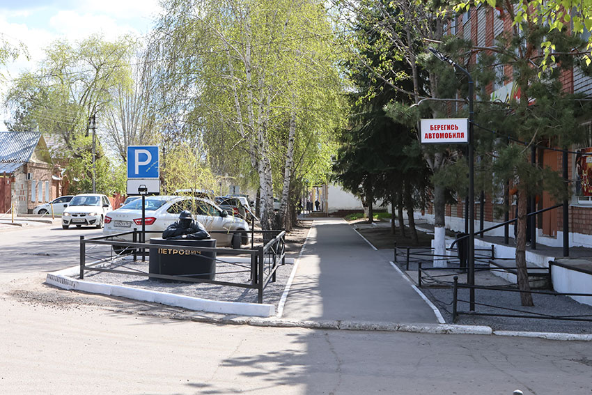 Памятник "Петрович" установили у административном здании... Памятник "Петрович" установили у административном здании...