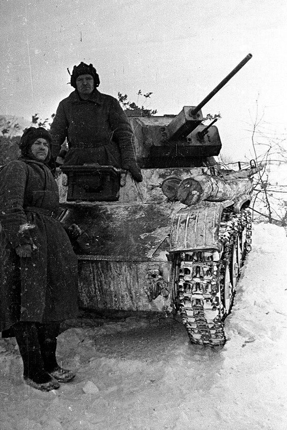 Советские бойцы у лёгкого танка Т-60. Район Сталинграда,... Советские бойцы у лёгкого танка Т-60. Район Сталинграда,...