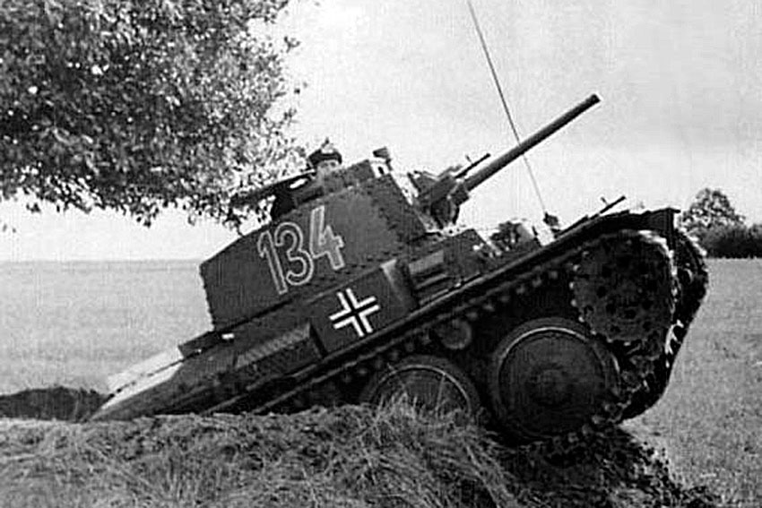 Panzer-38(t) во Франции, 1940 год.
Накануне Французской кампании... Panzer-38(t) во Франции, 1940 год.
Накануне Французской кампании...