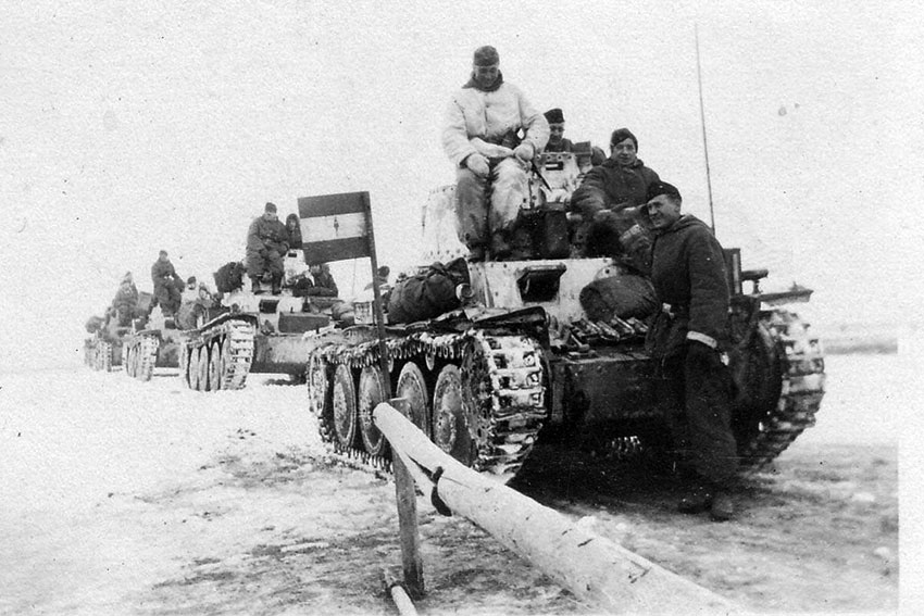 Колонна немецких танков Pzkpfw 38(t) , 1941 год. Колонна немецких танков Pzkpfw 38(t) , 1941 год.