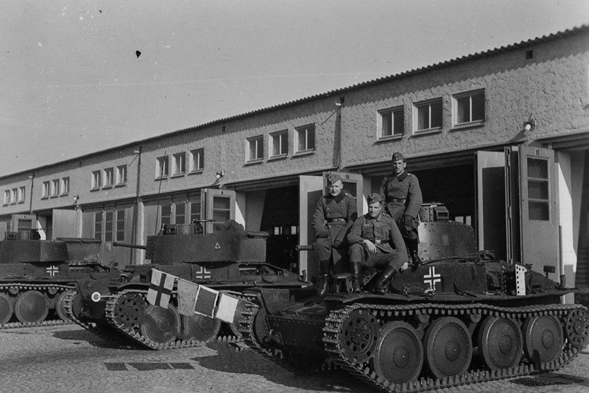 Военнослужащие Вермахта на танке Pzkpfw 38(t) у ремонтных мастерских. Военнослужащие Вермахта на танке Pzkpfw 38(t) у ремонтных мастерских.