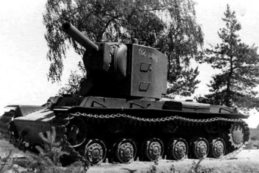 КВ-2 — советский тяжёлый штурмовой танк 