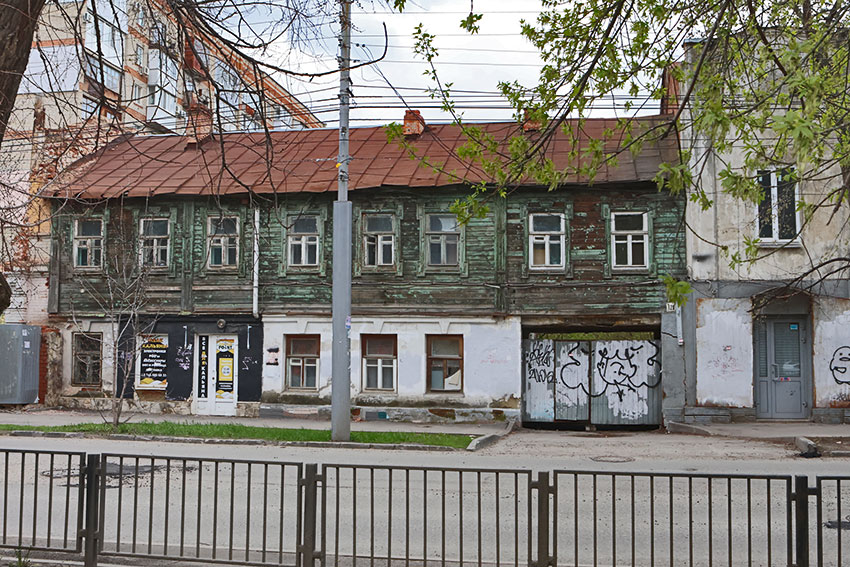 В последствие было пристроено каменно деревянное строение... В последствие было пристроено каменно деревянное строение...