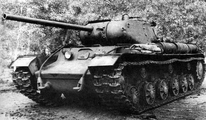 На базе Кв-1С с 85 мм пушкой был создан КВ-85, который начал...