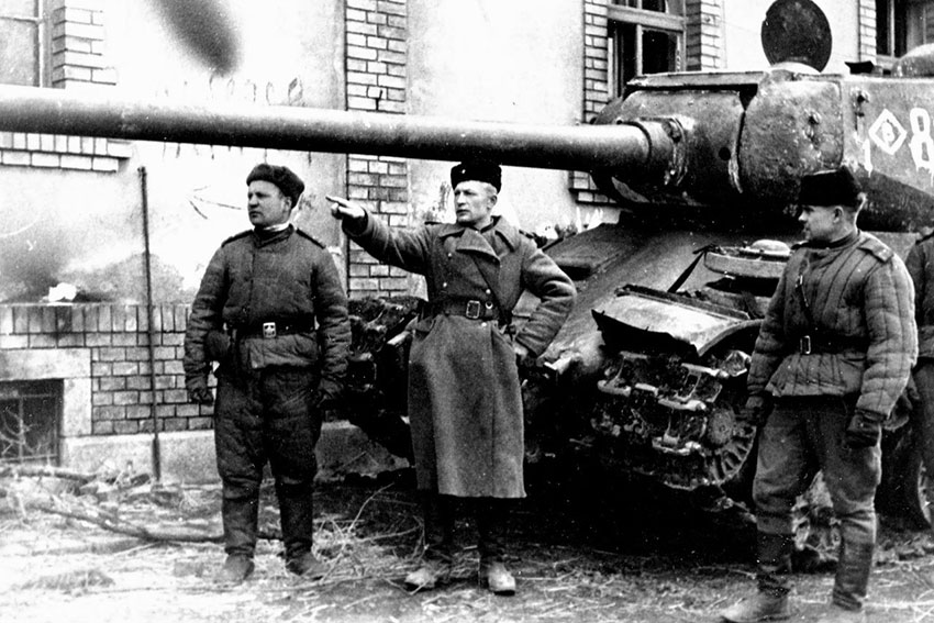 Красная армия офицеры у танка ИС-2 Венгрия 1945 год.