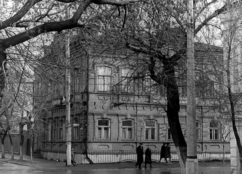 В здание находилось проектно-планировочная контора, юношеская...