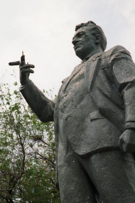 У памятника пострадали пальцы правой руки выглядит ужасно.