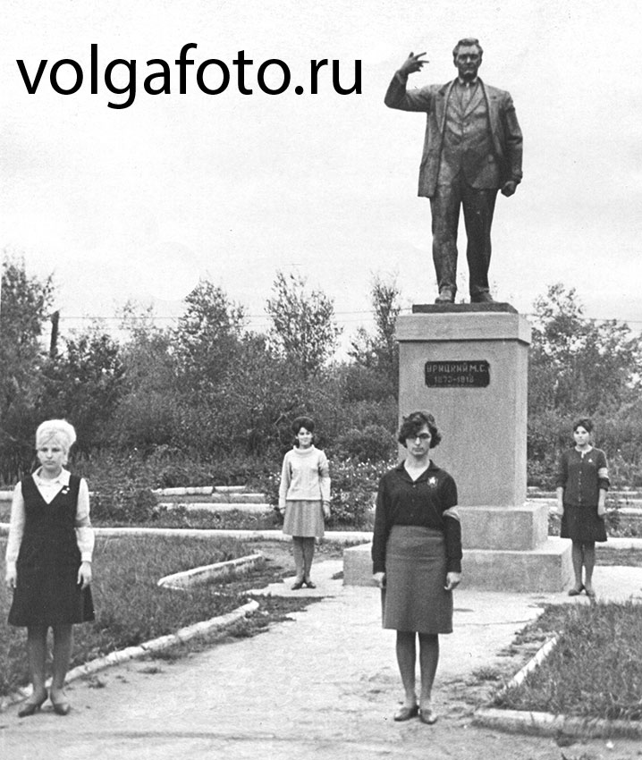 Шестиметровый памятник разработан группой скульпторов,...