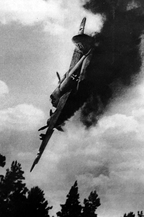Горящий немецкий бомбардировщик Юнкерс Ю-88, 1941 год. Горящий немецкий бомбардировщик Юнкерс Ю-88, 1941 год.