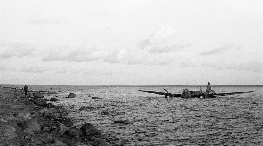 Ju 88, подбитый советскими истребителями и совершивший вынужденную... Ju 88, подбитый советскими истребителями и совершивший вынужденную...